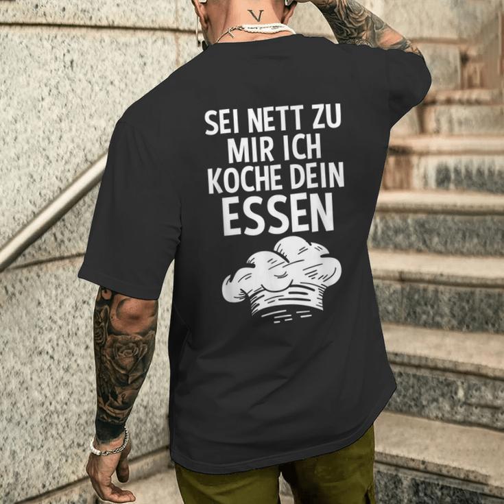 Sei Nett Zu Mir Ich Koche Dein Essen Küchenchef Koch Kochin T-Shirt mit Rückendruck Geschenke für Ihn