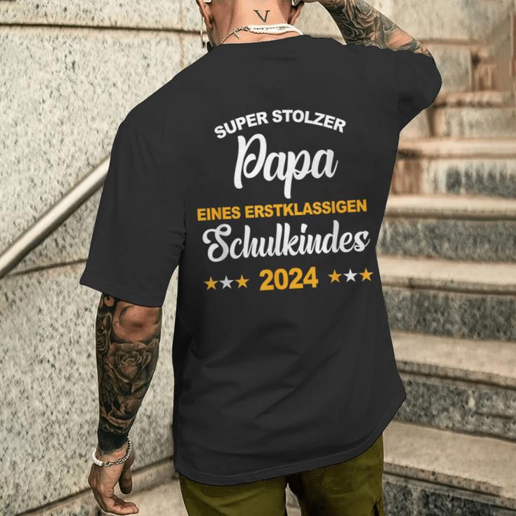 Stolzer Papa Eines Schulkindes 2024 First Day At School T-Shirt mit Rückendruck Geschenke für Ihn