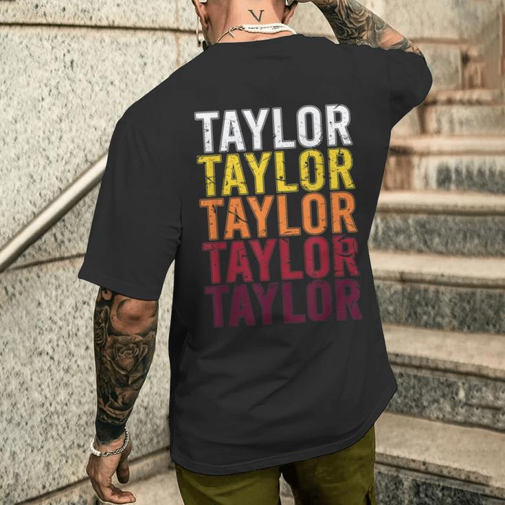 Taylor Retro Wordmark Patternintage Style T-Shirt mit Rückendruck Geschenke für Ihn