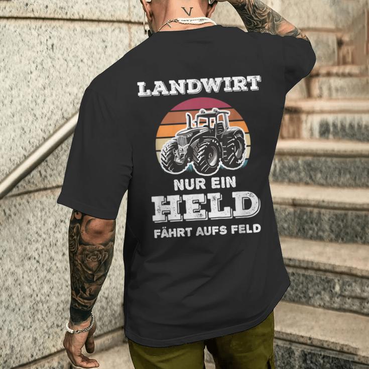 Trktor Nur Ein Held Fahrt Auf S Feld T-Shirt mit Rückendruck Geschenke für Ihn