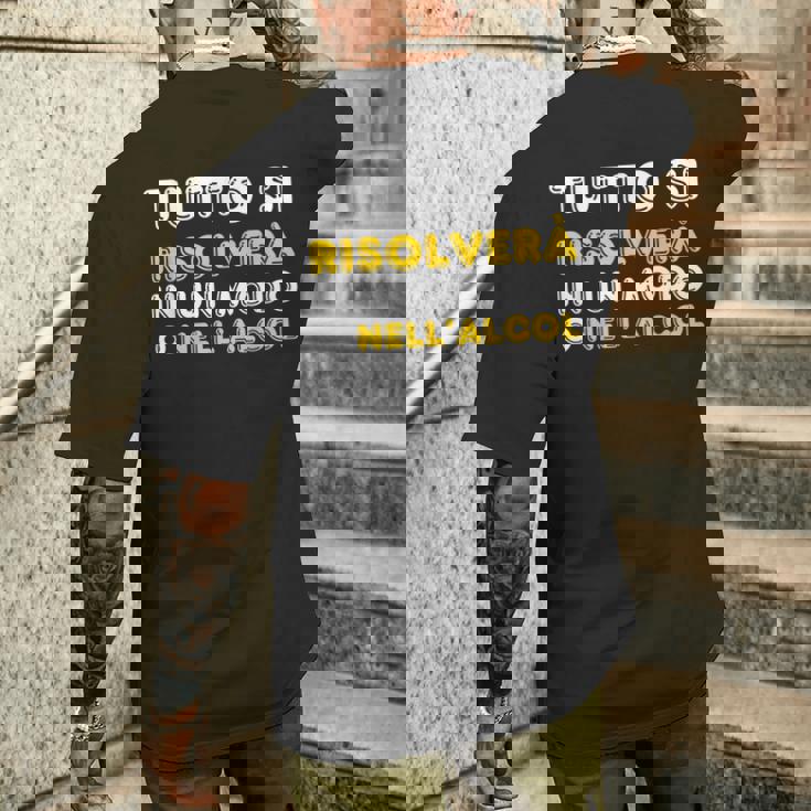 Tutto Si Risolverà In Un Modo O Nell'alcol Divertente T-shirt da uomo con stampa posteriore Regalos para él