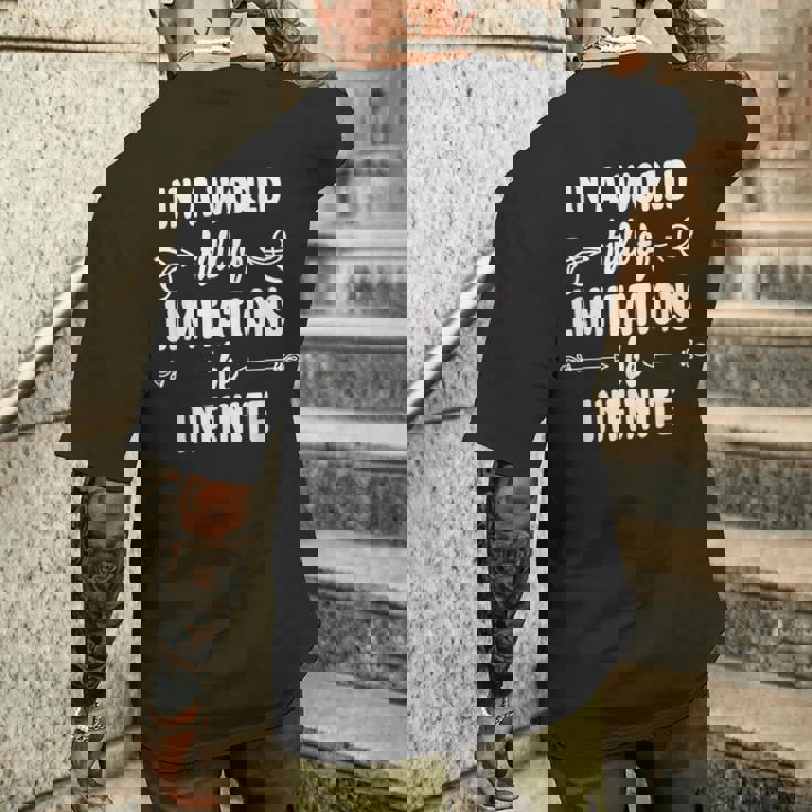 In Un Mondo Di Limitazioni Sii Infinito Mantra Di Positività T-shirt da uomo con stampa posteriore Regalos para él