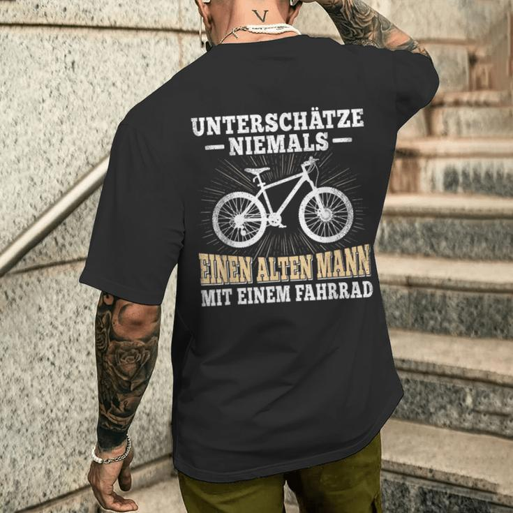 Unterschätze Niemals Ein Alten Mann Bicycle Cyclist T-Shirt mit Rückendruck Geschenke für Ihn