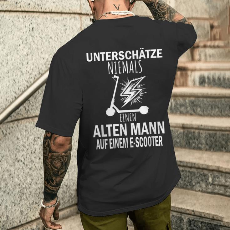 Unterschätze Niemals Einen Alten Mann Auf Einem E-Scooter T-Shirt mit Rückendruck Geschenke für Ihn