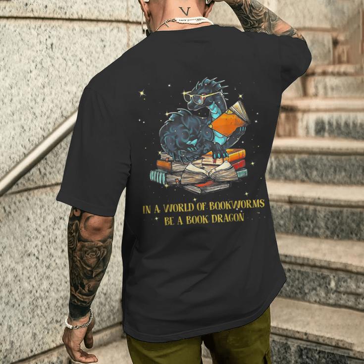 In A World Full Of Bookworms Be A Book Dragon T-Shirt mit Rückendruck Geschenke für Ihn