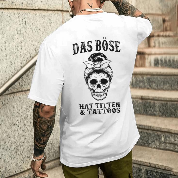 Das Böse Has Titten And Tattoos T-Shirt mit Rückendruck Geschenke für Ihn