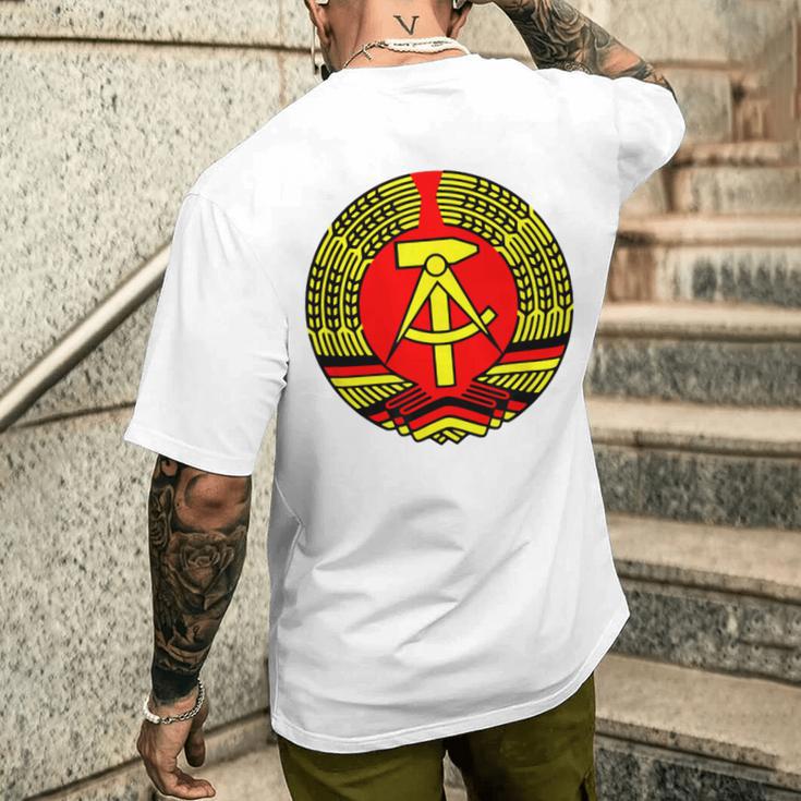 Ddr Flag Hammer And Compass Idea T-Shirt mit Rückendruck Geschenke für Ihn