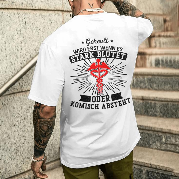 Geheult Wird Erst Wenn Es Stark Blutet Oder Komisch Abstand Ge T-Shirt mit Rückendruck Geschenke für Ihn