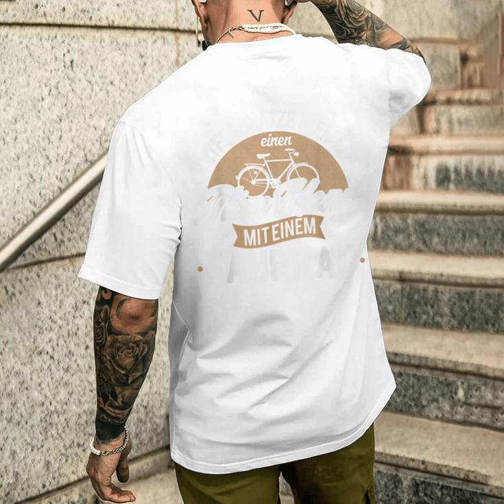 “Unterschätze Niemals Einen Alten Mann Mit Fahrrad” Never Underestimate An Old Man With A Bicycle T-Shirt mit Rückendruck Geschenke für Ihn