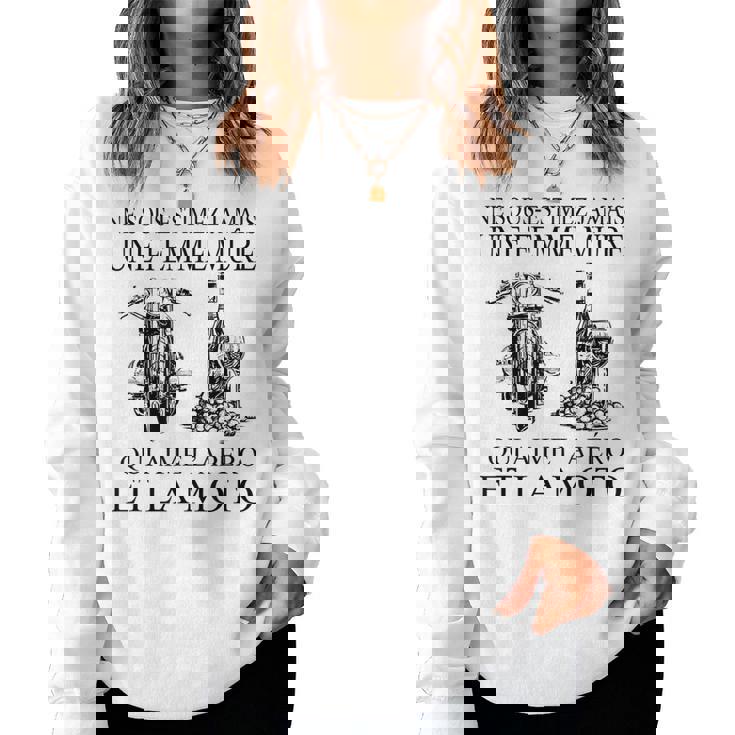 Ne Sous Estimez Jamais Une Mûre Qui Aime L'apéro Women Sweatshirt