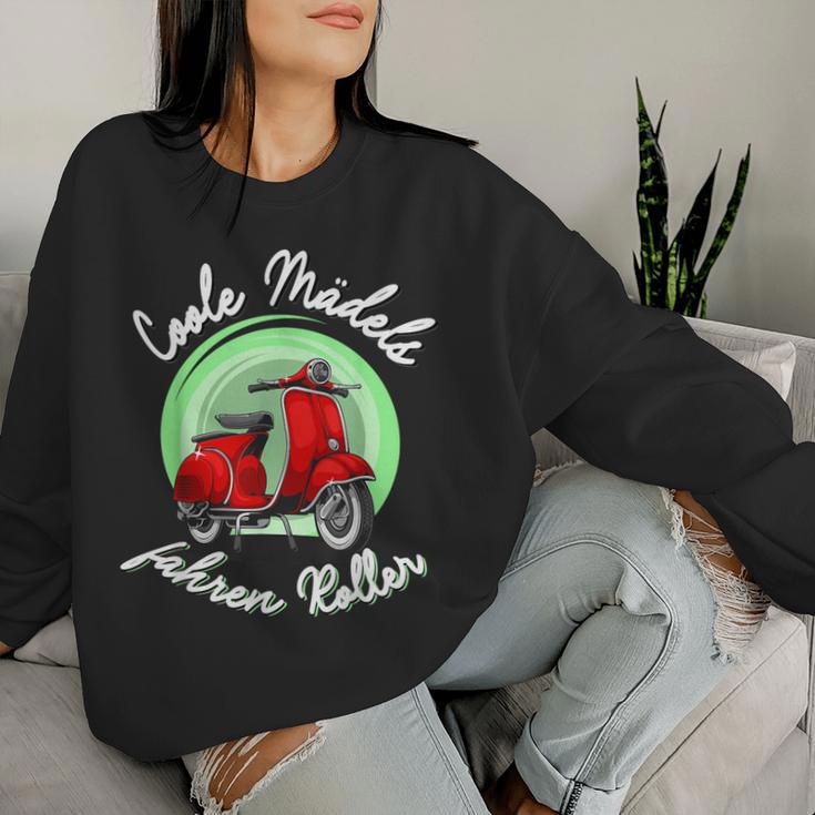 Cool Girls Ride Scooter Strong & Two Stroke Fans Sweatshirt Frauen Geschenke für Sie