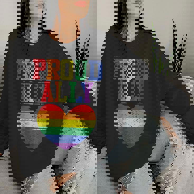 Donna Proud Ally Heart Protest Lgbtq Rainbow Flag Gay Pride Ally Con Collo A Women Sweatshirt Regalos para ella