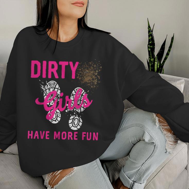 Dreckige Mädchen Haben Mehr Spaß Schlammlaufen Für Damen Die Matschig Geworden Sind Sweatshirt Frauen Geschenke für Sie