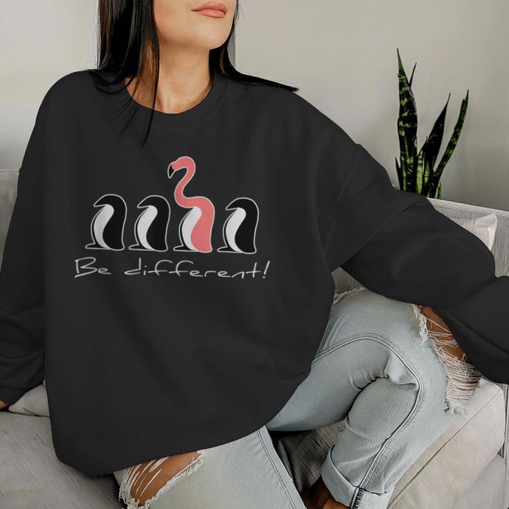 Flamingo Funky Pink Flamingo Penguin Be Different Sweatshirt Frauen Geschenke für Sie