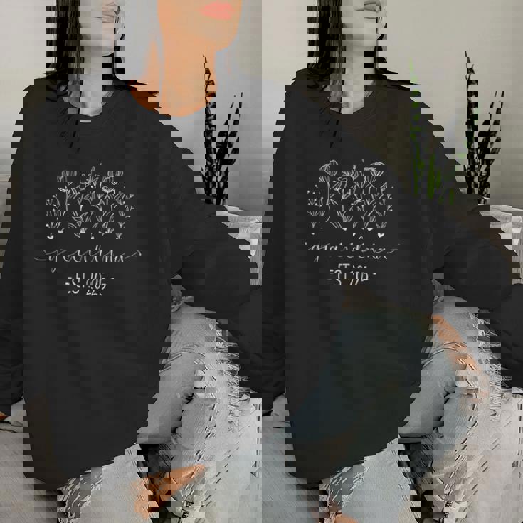 Promoted To Grandma 2025 Pregnancy Floral New Grandma 2025 Women Sweatshirt Gifts for Her