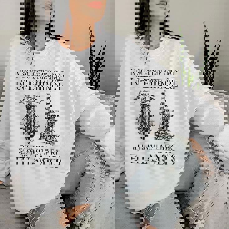 Ne Sous Estimez Jamais Une Mûre Qui Aime L'apéro Women Sweatshirt Cadeaux pour elle