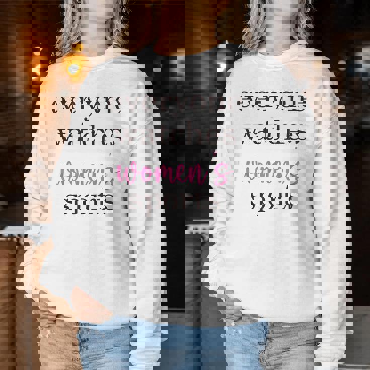 Everyone Watches Women's Sports Pink Women Sweatshirt Regalos divertidos