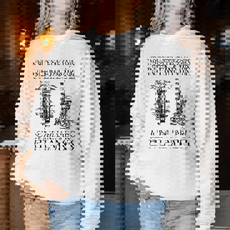 Ne Sous Estimez Jamais Une Mûre Qui Aime L'apéro Women Sweatshirt Cadeaux drôles