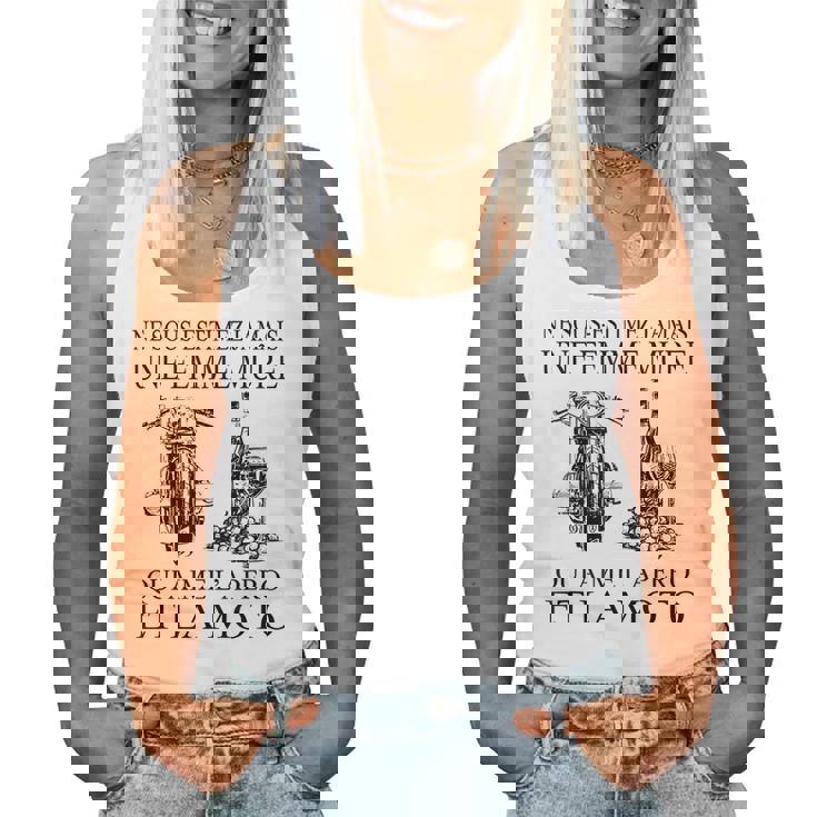 Ne Sous Estimez Jamais Une Mûre Qui Aime L'apéro Women Tank Top
