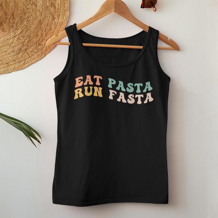 Eat Pasta Run Fasta Spaghetti Lovers Groovy Retro Tank Top Frauen Lustige Geschenke