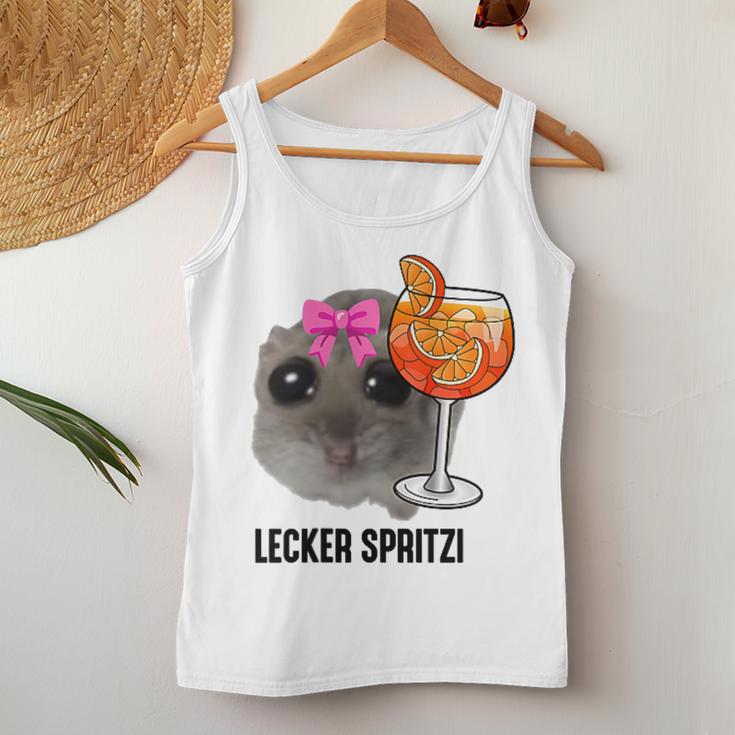 Delicious Spritzi X Sad Hamster Meme Girl Hallöchen Aperölchen Tank Top Frauen Lustige Geschenke