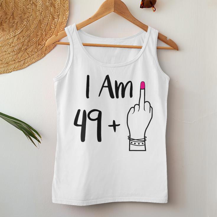 I Am 49 Plus 1 Middle Finger For A 50Th 50 Old Tank Top Frauen Lustige Geschenke