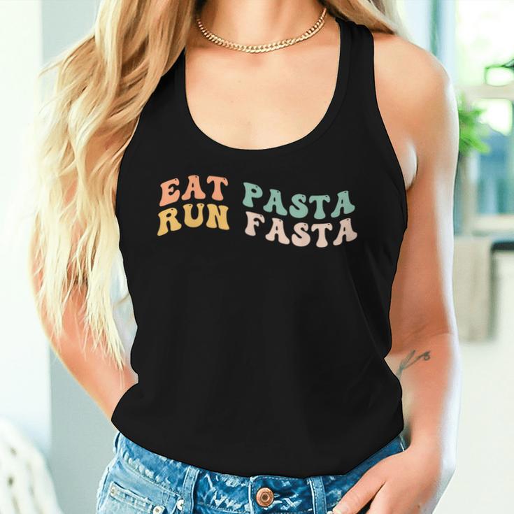 Eat Pasta Run Fasta Spaghetti Lovers Groovy Retro Tank Top Frauen Geschenke für Sie