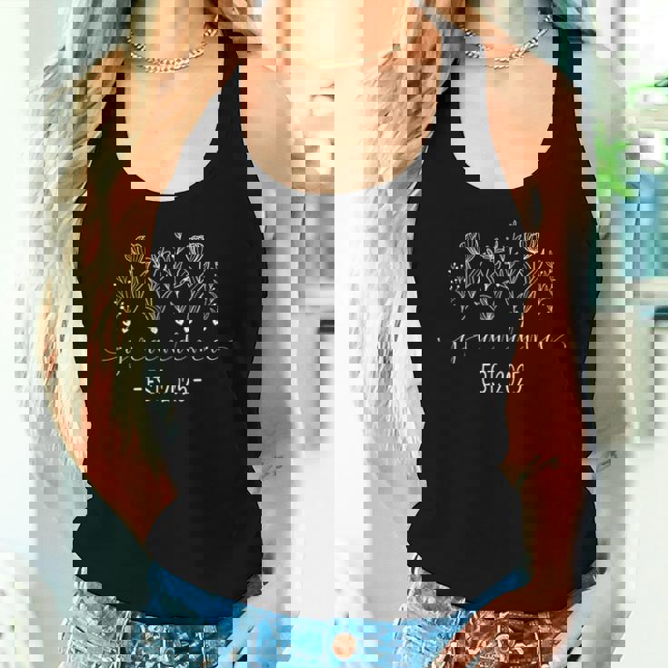 Promoted To Grandma 2025 Pregnancy Floral New Grandma 2025 Women Tank Top Gifts for Her