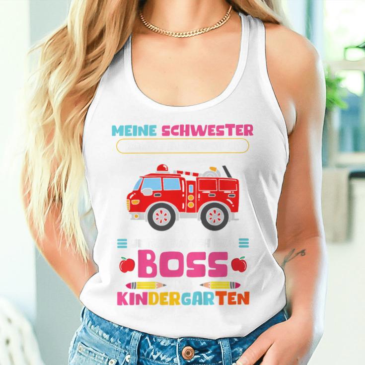 My Sister Goes To School Tank Top Frauen Geschenke für Sie