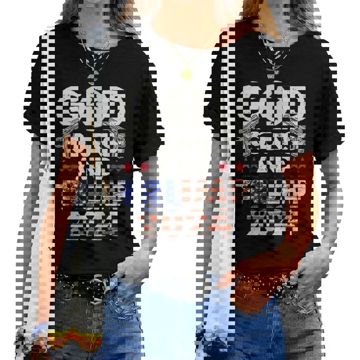 God Guns Y Trump 2024 Elección Trump 2024 Es Hombres Camiseta de mujer