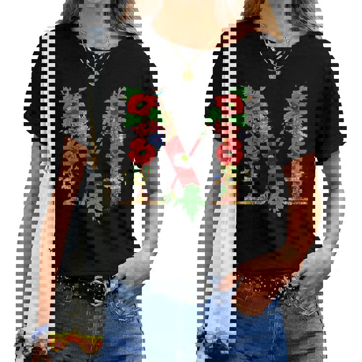 Letra M Floral Inicial M Monograma Amapola Flor Alfabeto Camiseta de mujer