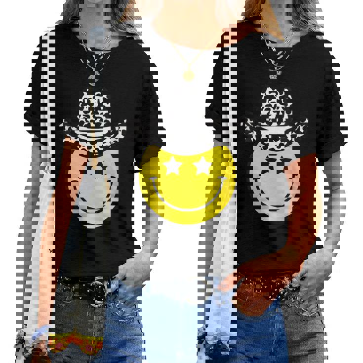 Lindo Western Country Cowgirl Sombrero Estrella Amarillo Sonrisa Cara Chica Cuello Camiseta de mujer