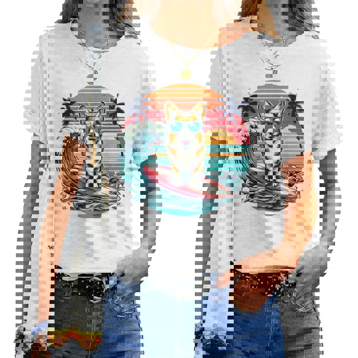 Surfing Welsh Corgi Retro Sunset Hombres Es Niños Perros Amante Camiseta de mujer