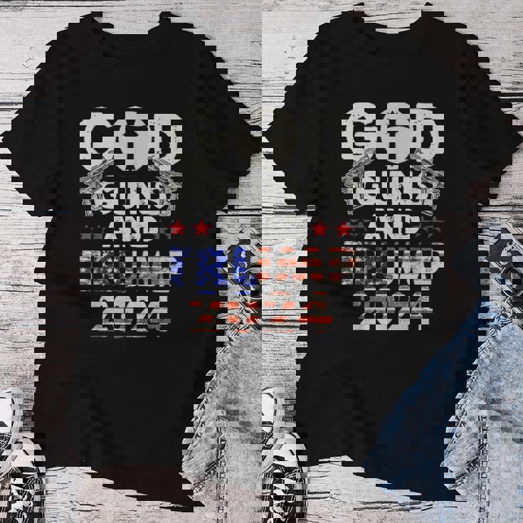 God Guns Y Trump 2024 Elección Trump 2024 Es Hombres Camiseta de mujer Regalos divertidos
