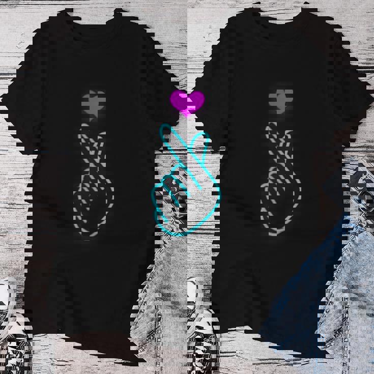 Kpop Dedo Corazón Símbolo Mano Azul Kpop Inspirado Amor Cuello Camiseta de mujer Regalos divertidos