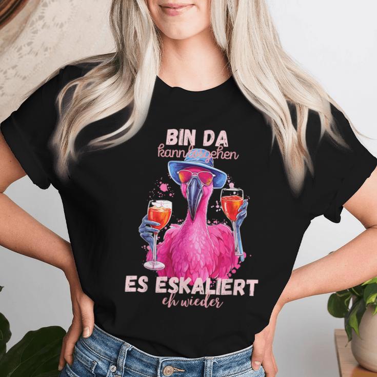 With Flamingo Bin Da Kann Losgehen Und Es Eskaliert Eh Wieder Wieder T-shirt Frauen Geschenke für Sie