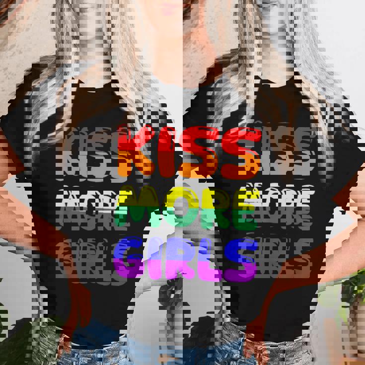 Lgbtq Rainbow Pride Kiss More Girls Lesbian Maglietta da donna Regalos para ella