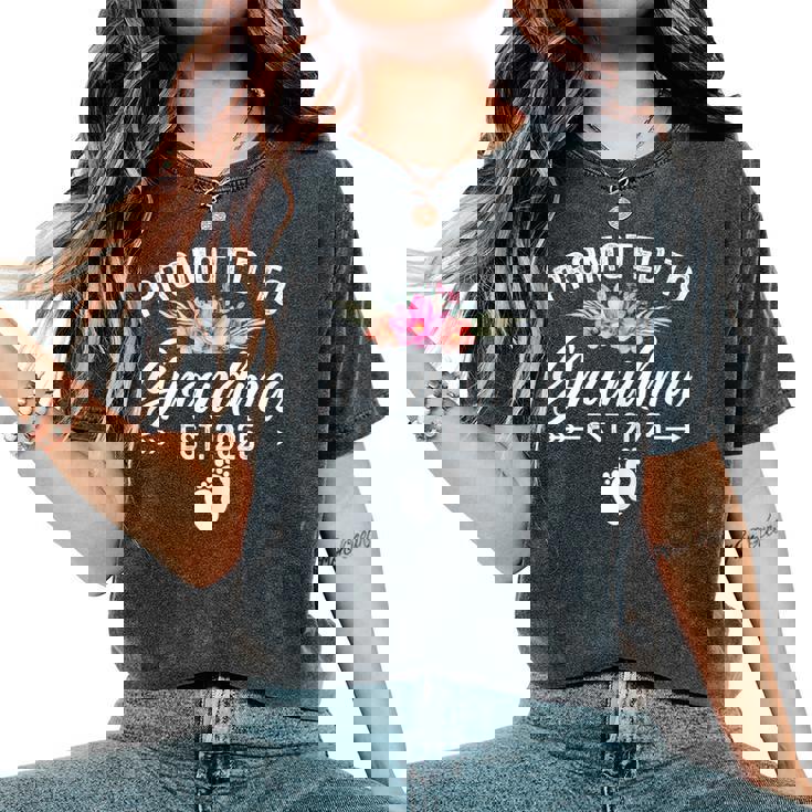 Promoted To Grandma 2025 Soon To Be Grandmother New Grandma Women's Oversized Comfort T-Shirt