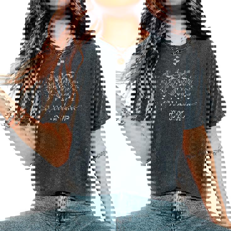Promoted To Grandma 2025 Pregnancy Floral New Grandma 2025 Women's Oversized Comfort T-Shirt