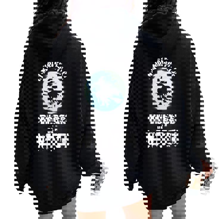 En Un Mundo Lleno De Princesas Sé Una Bruja Cuello Women Oversized Hoodie Back Print