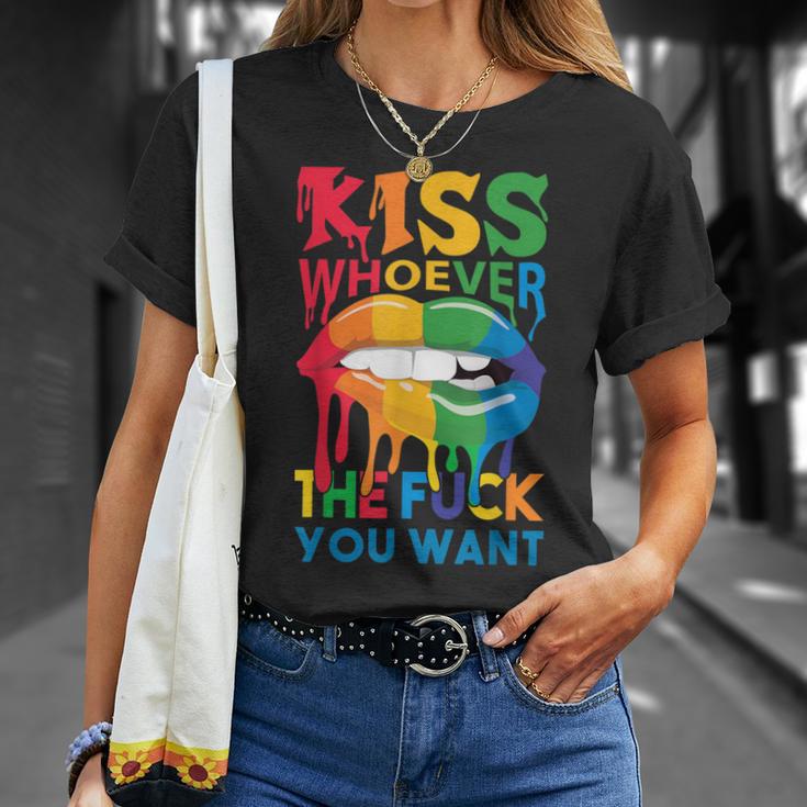 Christopher Street Day With Kiss Wen Zum Teufel Du Willst T-Shirt Geschenke für Sie