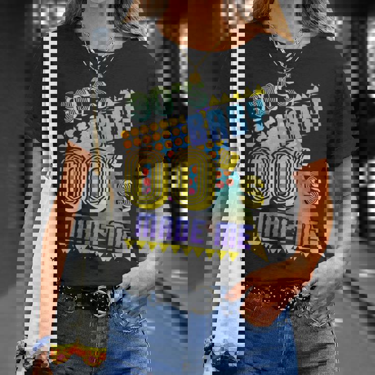 Fiesta De Los 90 Baby 00 Made Me Retrointage Nostalgia De Los 90 Cuello Camiseta unisex Regalos para ella