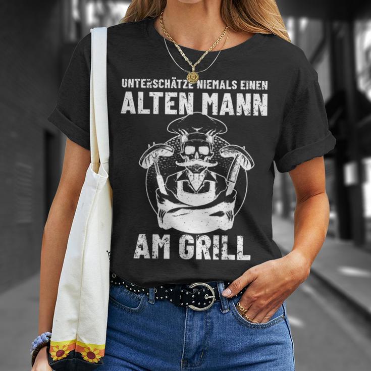 Grillen Unterschatze Niemal Ein Alten Mann Mit Grill S T-Shirt Geschenke für Sie