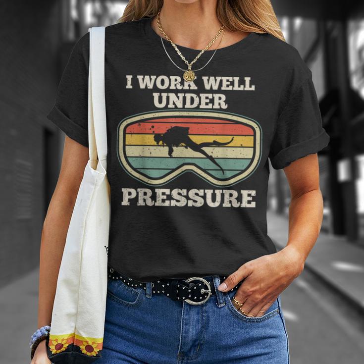 Ich Arbeite Gut Unter Druck I Work Well Under Pressure T-Shirt Geschenke für Sie