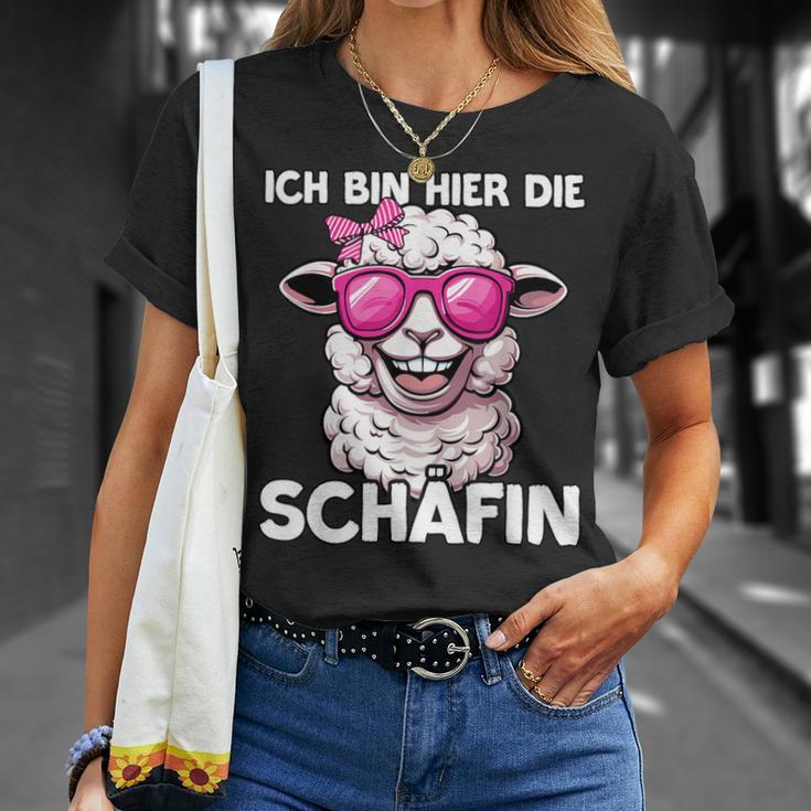 Ich Bin Hier Die Schäffin T-Shirt Geschenke für Sie