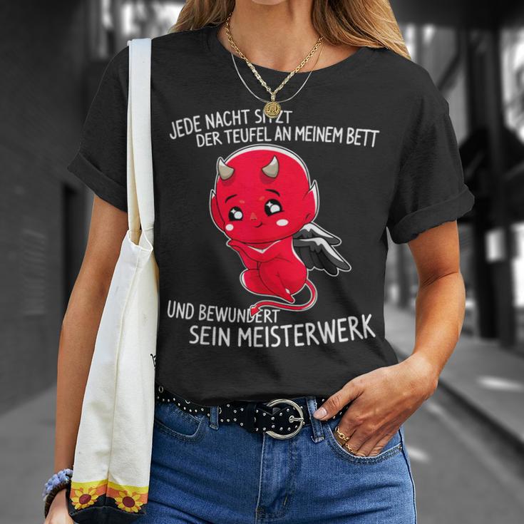 Jede Nacht Sitzt Der Teufel An Meinem Bett Slogan T-Shirt Geschenke für Sie