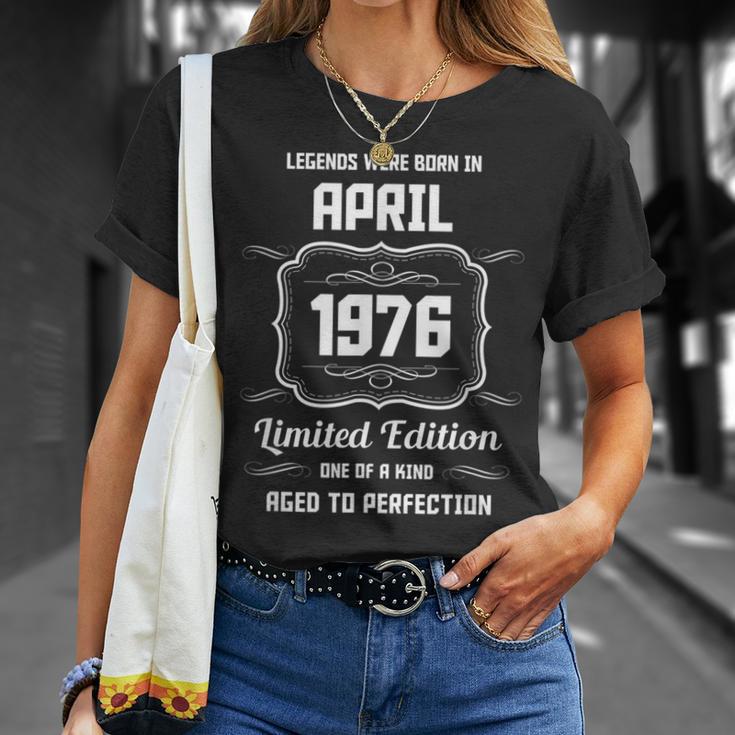 Les Légendes Sont Nées En Avril 1976 T-Shirt Cadeaux pour elle