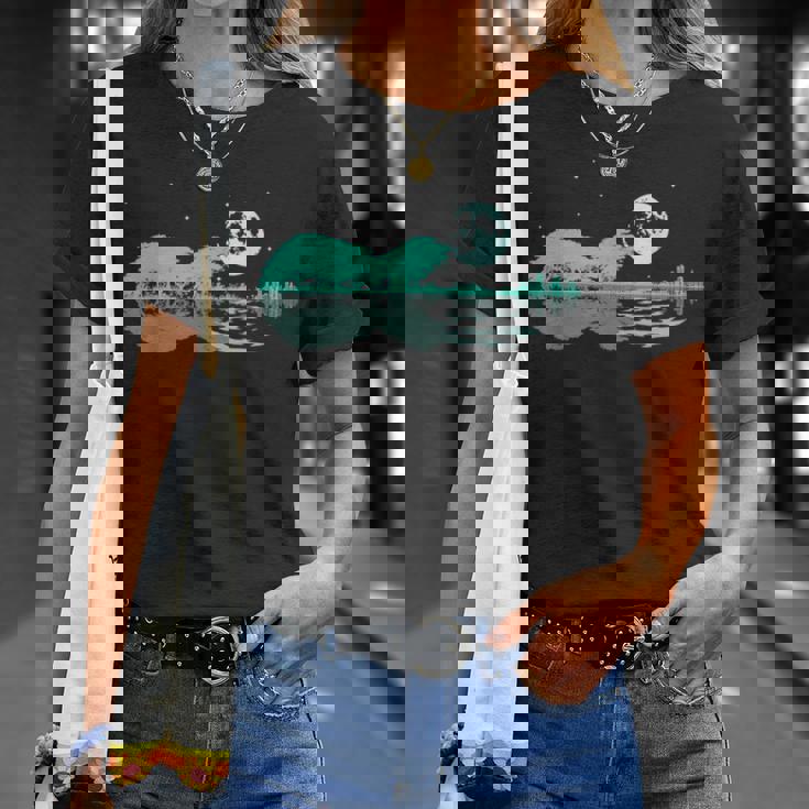 Noche Lago Guitarra Eléctrica Reflejos Amante De La Guitarra Camiseta unisex Regalos para ella