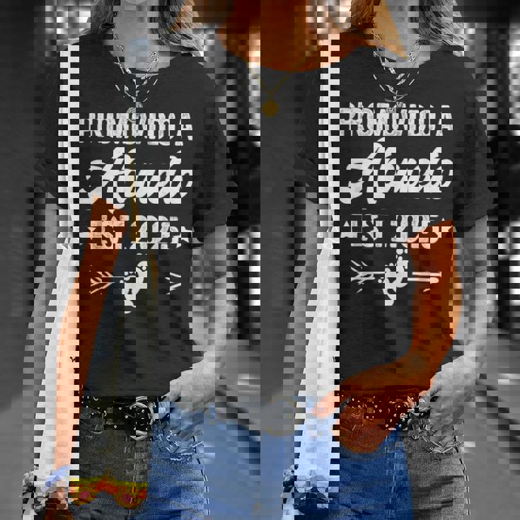 Promovido A Abuelo 2025 Abuelo Español Ascendido A Abuelo Camiseta unisex Regalos para ella