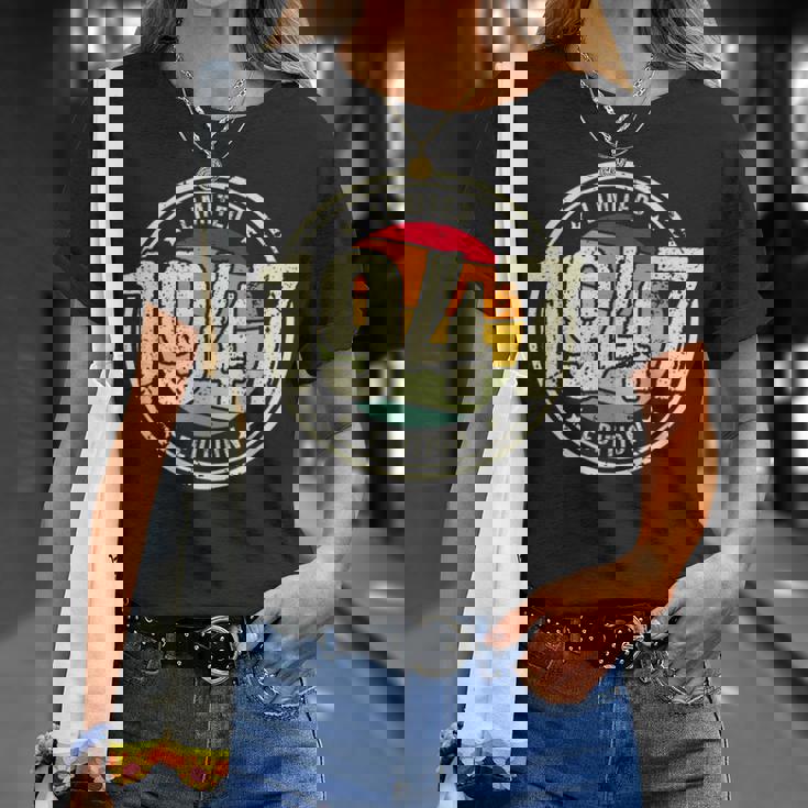 Retro 77 Años Nacido En 1947 Edición Limitada 77 Cumpleaños Camiseta unisex Regalos para ella